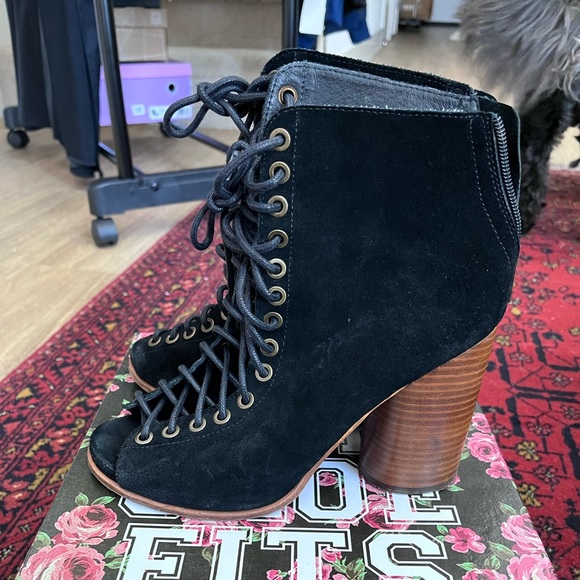 FREELOVE Black Washed Suede - 8.5W - Picture 1 of 8